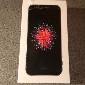 iPhone SE 16 gb Space Gray